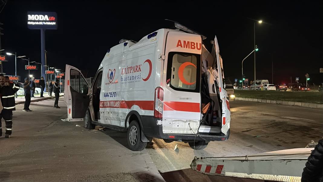 Kahreden kaza! Kavşakta çarpıştılar 2